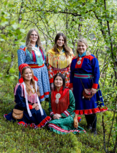 Foto: Samerådet / Fanny Larsson-Auna Projektgruppen. Från vänster: Enni Similä, Sanne-Ristin Bengtsson, Mariann Josefsen, Mikaela Unga-Pirak och Inari Alanko.